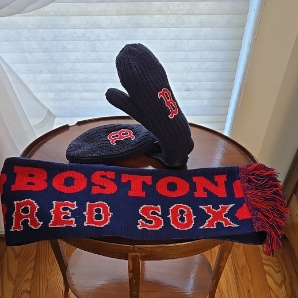 Boston Red Sox mittens and scarf 🧢⚾️